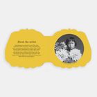 Über dem Künstler: Yayoi Kusama ist eine bedeutende Künstlerin. Gelber Hintergrund, s/w-Foto eines jungen Mädchens mit Blumen.