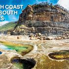 „SOUTH COAST NEW SOUTH WALES“, Küste mit Felsen und natürlichen Wasserbecken, Himmel mit Wolken, Wald im Hintergrund.
