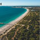 Links oben steht "PERTH" mit den Untertiteln "BEACHES | OUTDOORS | CITY LIFE". Eine Küstenlandschaft mit klarem blauem Wasser.