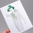 Eine bunte Illustration zeigt eine stilisierte Frau mit grünem Hut und gepunktetem Kleid, elegant posierend.