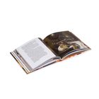 Ein aufgeschlagenes Buch, die rechte Seite zeigt "WEALTH & LUXURY", links Textpassage. Elegantes, dekoratives Layout.