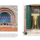 Text: Eingangs­halle des Turms dekorierte Mosaiken. Bildaussage: Backsteinbogen mit buntem Mosaik, goldene Tür mit grünen Säulen.