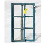 Text: "SW 17 204" auf gelbem Anhänger, "UH-ST-004" unten. Blaues, abgenutztes Fenster wird von weiß behandschuhter Hand gehalten.