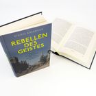 Zwei Bücher: "REBELLEN DES GEISTES" von Nikhil Krishnan; eines geschlossen mit Cover, das andere offen liegend.