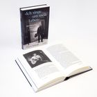 Buchcover: „Ich singe um mein Leben“, Reinhard Mey, ein Porträt von Oliver Kobold. Offenes Buch daneben.