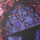 Text: "A Lesson in Murder". Farbenfrohe, stilisierte Illustration mit violett-blauen Tönen und Blättern im Hintergrund.