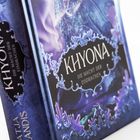 Auf einem Buchcover steht „KHYONA: DIE MACHT DER EISDRACHEN“. Es ist in Blau- und Lilatönen gehalten mit eisigen Verzierungen.