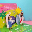 Jesus erzählt den Menschen von Gott. Ein Pop-up-Buch zeigt eine Szene mit Jesus, einer Frau und einer Sonne im Hintergrund.
