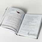 Offenes Buch, Texte: "FÜR DICH", "LEBT MICH DAS LEBEN?", "LIEBT MICH DAS LEBEN?"; Herz mit Flügeln, Illustration von einer Maus im Gras.