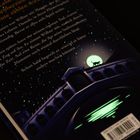 Ein Text über das Leben und bedeutsame Momente. Illustration: Eine Katze läuft bei Vollmond auf einer Brücke.