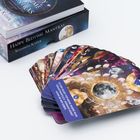 Ein Stapel bunter Karten mit spirituellen Motiven. Buch mit dem Titel "Happy Bedtime Mantras" von Shannon Kaiser.