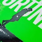 Text in großen weißen Buchstaben auf grünem Hintergrund. Silhouette einer Person geht am unteren Bildrand entlang.