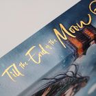 „Till the End of the Moon“ steht in goldener Schrift auf einem Buchcover. Darunter ist ein asiatisches Gebäude bei Nacht.