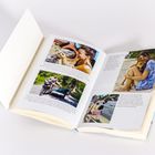 Offenes Buch mit Fotos von Menschen und Hunden; Texte sprechen über Begegnungen und Geschichten der abgebildeten Personen.
