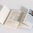 Eine aufgeschlagene Buchseite zeigt einen Textausschnitt mit Tabellen. Eine Buchumschlagklappe mit blauem Portraitfoto.