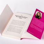 Aufgeschlagenes Buch mit Text "Beziehungen neu denken: Mit anderen und sich selbst", daneben ein pinkes Infoblatt mit Porträt.