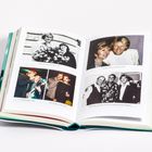 „Rosen für Mireille Mathieu, 1973“, „Caterina Valente in München, 1988“, „Otto Waalkes, 2000“, „Nina Hagen in Köln, 1990“, „1982 treffen Fritz Rau und ich den legendären Harry Belafonte“. Das sind Fotos in einem aufgeschlagenen Buch.