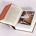 Text auf Seite: "Ich habe schon immer überall gern getanzt. Mama sagte, ich hätte bereits in ihrem Bauch Ballett geprobt." Abbildung: Mädchen in Ballettpose.