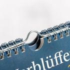 Der Text „Verblüffende 202“ ist auf einer Spiralbindung aufgedruckt.