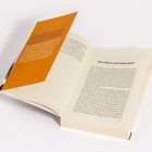 Auf dem orangenen Umschlag steht ein Text über Schwester Bernadette, die in der Öffentlichkeit steht. Eine Buchseite zeigt den Titel „Gute Miene zum bösen Spiel“.