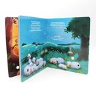 Ein Kinderbuch mit Schafen, Wiese, Bäumen und einem Zaun. Ein kleiner Maus sitzt auf einem Felsen mit einem pinken Regenschirm.