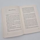 Zwei Buchseiten, linke Seite Titel "Planänderung", Text über Maggie in einem Hotelzimmer, Seitenzahl 76, 77.