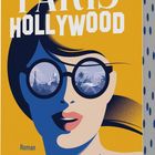„PARIS HOLLYWOOD“ in Weiß auf Gelb; Illustration: Frau mit Sonnenbrille, in der Eiffelturm und Palmen reflektieren.