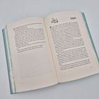 Zwei Buchseiten. Links beginnt mit "dich das glücklich macht" und rechts mit "Logan". Oben rechts sind Schlittschuhe gezeichnet.