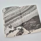 "9 BROAD PEAK 8047 m Breiter Berg im Karakorum." Schwarz-Weiß-Fotografie eines schneebedeckten Berges.