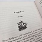 „Kapitel 28 Wendy“. Illustration eines Segelschiffs. Text über gefesselte Handgelenke und Gedanken der Protagonistin.