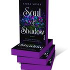 „Soul of Shadow“ von Emma Noyes, „Nur seine Dunkelheit holt sie ins Licht zurück.“ Cover mit violetten Blüten.