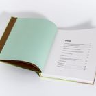 "**Inhalt**: Brote, Grundrezepte, Kuchen, Feingebäck. Mintgrüner Einband, Buch ist offen. Schlichtes Layout."