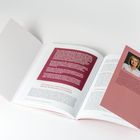 Ein Buch mit Textabschnitt: "SCHWEISS: ERST NEUTRAL, DANN MIKROBIELLE MAGIE." Daneben ein rosa Faltblatt mit einem Porträt.