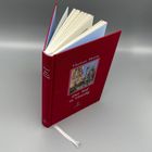 Rotes Buchcover mit Text "Thomas Mann, Der Tod in Venedig"; Illustration zeigt eine Szene in Venedig. Buch offen.