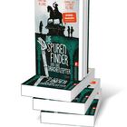 Text: "Die Spuren Finder und das Drachenszepter", "Spiegel Bestseller". Buchstapel mit Statue eines Reiters.