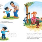 Linke Seite: Sam und Vater diskutieren über Max. Rechte Seite: Max' Mama gibt ihm Essen auf einer Parkbank. Kinder mit Ball.