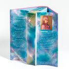 Ein Buchrücken mit blauem, galaktischem Design und einem Foto einer Frau. Text beschreibt Tahereh Mafi als Bestsellerautorin.