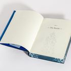 Teil 1: Die Bucht. Offenes Buch mit dekorativem Muster auf einer Seite. Blauer Buchrücken.