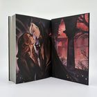 Eine Illustration in einem aufgeschlagenen Buch zeigt zwei Figuren in inniger Umarmung vor einer mystischen, rötlichen Kulisse.