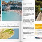 Text im Fokus: Cala Llombards; Karte von Cala Llombards; Strandszene mit Sonnenschirmen, klarem Wasser und bewachsenen Klippen.