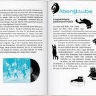 "Aberglaube. In England bringen schwarze Katzen Glück." Schwarze Katzen in verschiedenen Posen als Illustrationen.