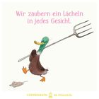 Ein Entenillustration, glücklich mit einer Heugabel gehend, folgt einer Maus. Text: "Wir zaubern ein Lächeln in jedes Gesicht."