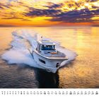 Kalenderblatt für den Monat August. Ein weißes Motorboot fährt bei Sonnenuntergang über das Meer, das Himmel und Wasser erleuchtet.