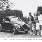 Nummer 8 und ein Kalender. Ein altes Auto, eine Familie bestehend aus drei Erwachsenen und drei Kindern, Bäume im Hintergrund.