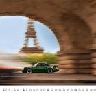 Kalenderblatt August mit einem grünen Auto, das unter einem Bogen fährt. Im Hintergrund ist der Eiffelturm sichtbar.