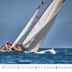 Kalender bildet Segelboot auf stürmischer See ab, mit großer weißen Segeln; Augustkalender unten.