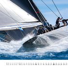 Kalenderblatt für August 2022, zeigt ein großes Segelboot in Aktion auf dem Ozean.