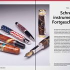 Teil 5: Schreibinstrumente für Fortgeschrittene. Fünf Stifte mit kunstvollen Designs und Gravuren auf grauem Hintergrund.