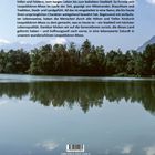 Text beschreibt die Wandlung von Leopoldskron-Moos zum Stadtteil Salzburgs. Im Hintergrund ein See und Bäume.
