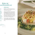 "Brisket with almond-horseradish crust" Rezepttext links, Essen auf einem Teller rechts, grünlich-gelbe Farben, dekoriert.
